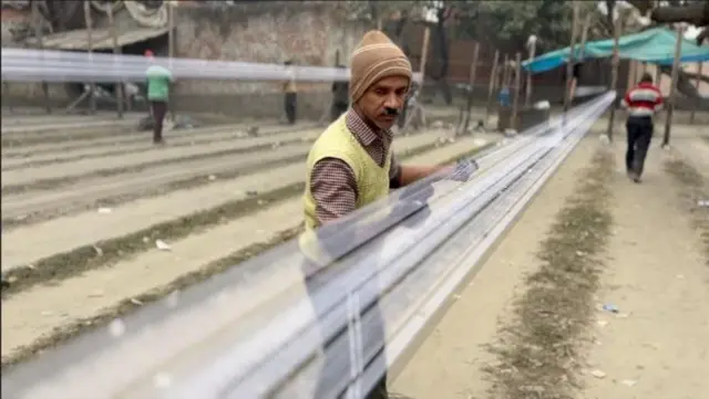 बरेली में हज़ारों कारीगर मांझा बनाने का काम करते हैं