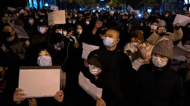 बीजिंगमध्ये रस्त्यावर उतरलेले नागरिक