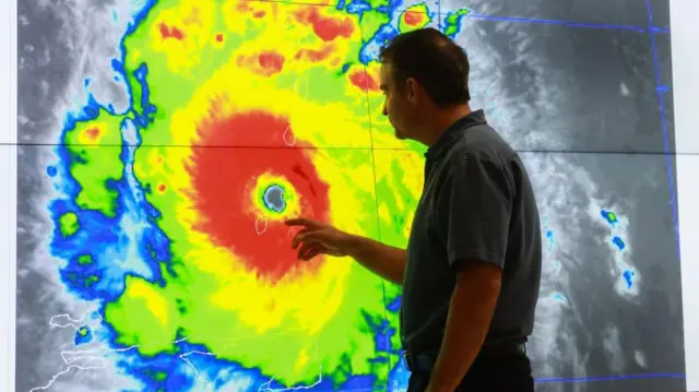 Un experto en el Centro Nacional de Huracanes de Miami, Florida.