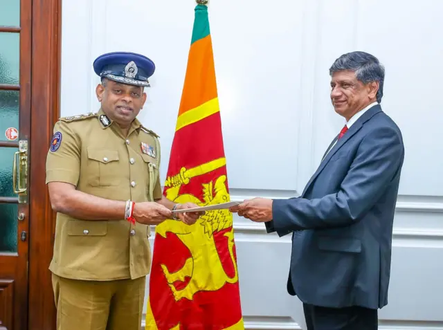 පත්වීම් ලිපිය ජනාධිපති ලේකම් සමන් ඒකනායක විසින් අද (පෙබරවාරි 26 වැනිදා) පස්වරුවේ ජනාධිපති කාර්යාලයේ දී දේශබන්දු තෙන්නකෝන් වෙත පිරිනමා තිබේ.