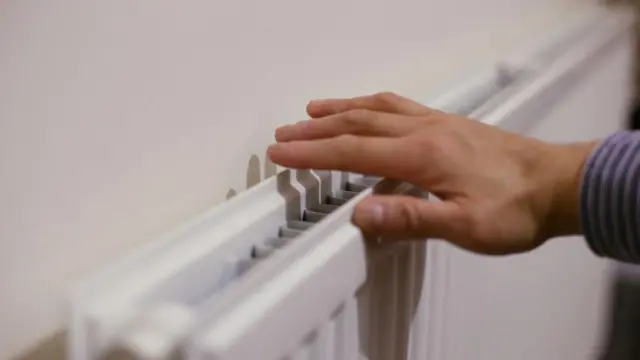 ruka na belom radijatoru