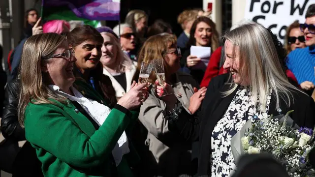 Susan Smith (izq.) y Marion Calder, directoras de For Women Scotland