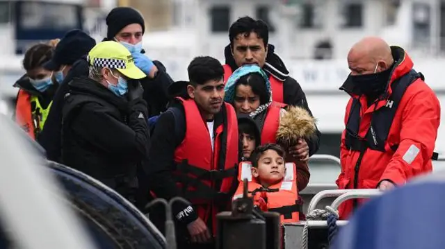 එක්සත් රාජධානියේ වාසය කිරීමට අයිතියක් නොමැති සංක්‍රමණිකයින් සහ විදේශීය අපරාධකරුවන් 320 කට වැඩි පිරිසක් පසුගිය මාසයේ ආපසු සිය රටවලට හරවා යවා ඇත.