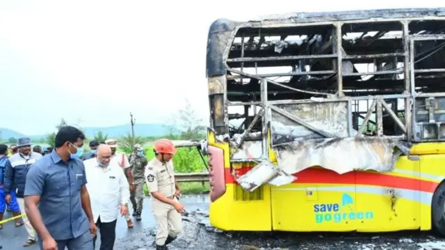 आगीमुळे बसचे दरवाजे उघडू शकले नाहीत आणि त्यामुळे अनेकांना वेळीच बाहेर पडता आलं नाही, अशी माहिती संबंधित अधिकाऱ्यांनी दिली.