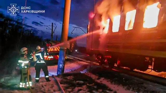 Пожарные на месте атаки заливают водой горящий вагон