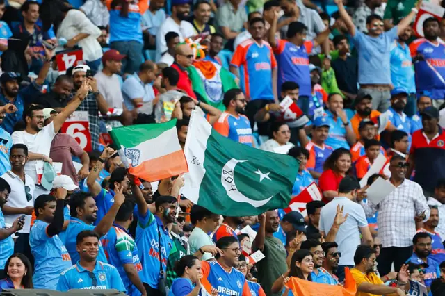 පකිස්ථාන සහ ඉන්දීය ක්‍රිකට් ප්‍රේක්ෂකයින් පිරිසක් තරගයක් නරඹමින් සිටින අයුරු.