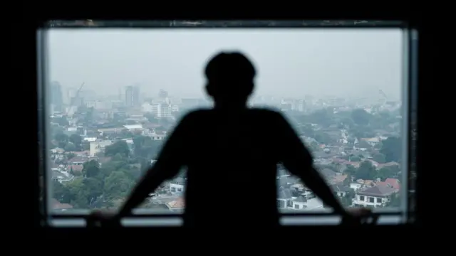 Foto yang memperlihatkan seorang pria Indonesia, yang sebelumnya menjadi korban sindikat perdagangan manusia dan dipaksa bekerja sebagai penipu di Kamboja.