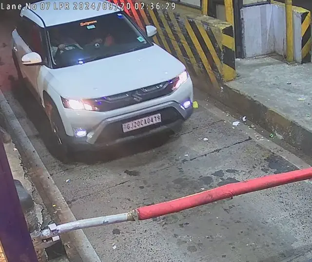 ભથવાડા-ગોધરા રોડ પરના ટોલનાકા પર રાત્રે બે વાગ્યે કાર દેખાઈ હતી