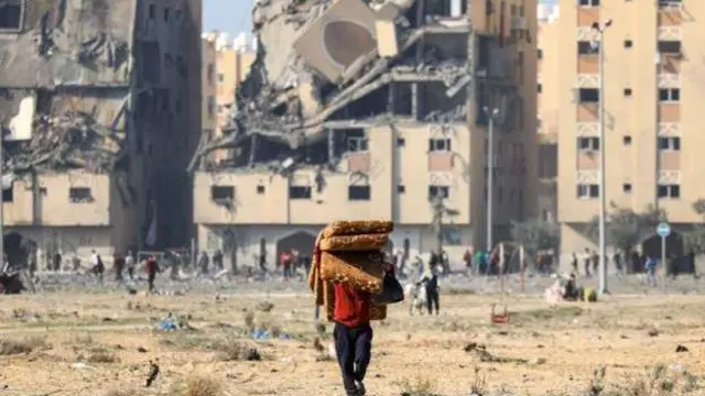 Otu nwoke bu akwa ndina ya n'isi dịka ọ na-apụta n'ụlọ ha ebe a tụrụ ogbunigwe