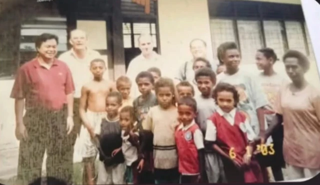 Foto lama Robert Prevost saat kunjungan di Sorong Papua bersama anak-anak Papua.