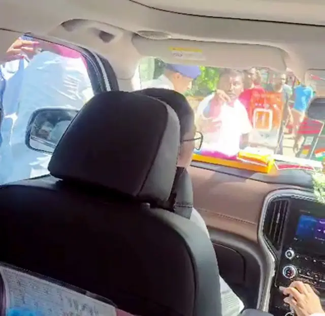 ममता बनर्जी की कार पर हमला