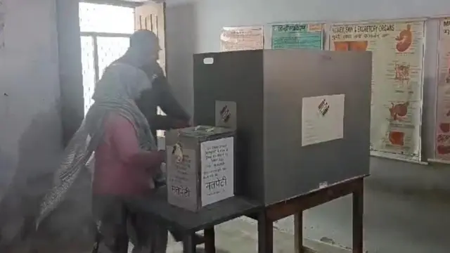 कांसली गांव में शराब की दुकान बंद कराने के लिए मतदान करते लोग