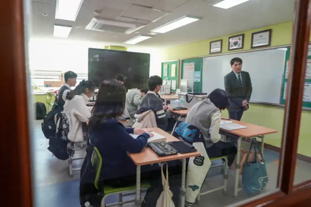 수능을 앞둔 시각장애인 고3학생들이 영어 수업을 듣고 있다. 점자책과 점자정보단말기를 활용한다. 저시력 학생들의 경우는 고개를 숙이고 책을 가까이 보거나 확대경을 쓴다