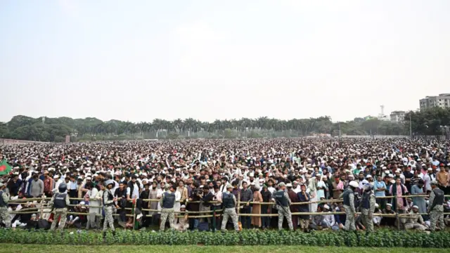 দুপুরের পর থেকেই সংসদ ভবন এলাকায় মানুষের ভিড় বাড়তে থাকে 