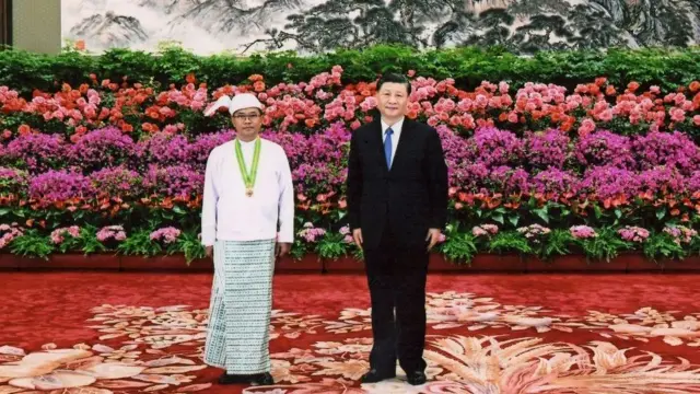 တရုတ်သံအမတ်ကြီးဟောင်း ဦးတင်မောင်ဆွေကို တရုတ်သမ္မတရှီကျင့်ဖျင်နဲ့အတူတွေ့ရစဥ်