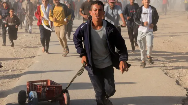 شاهدان عینی و کادر درمانی گزارش داده‌اند که نیروهای اسرائیلی به سوی جمعیت‌های نزدیک به نقاط توزیع کمک‌های بشردوستانه آتش گشوده‌اند