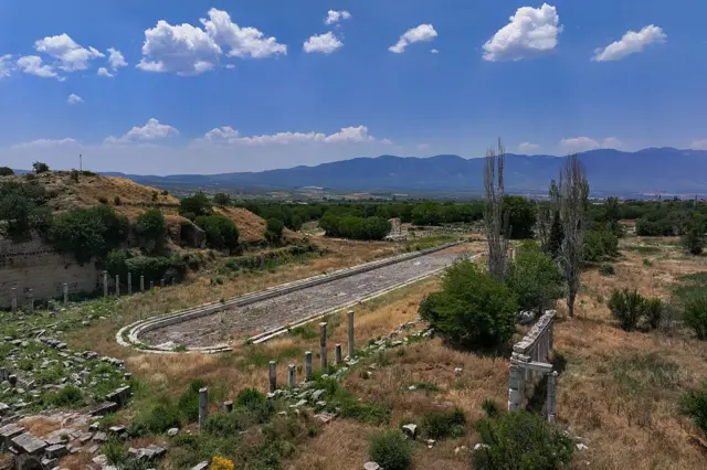 Yazıtlarda ismi Palmiye Parkı olarak geçen devasa havuz.