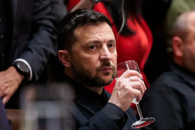 Zelenskiy toplantıda su içerken