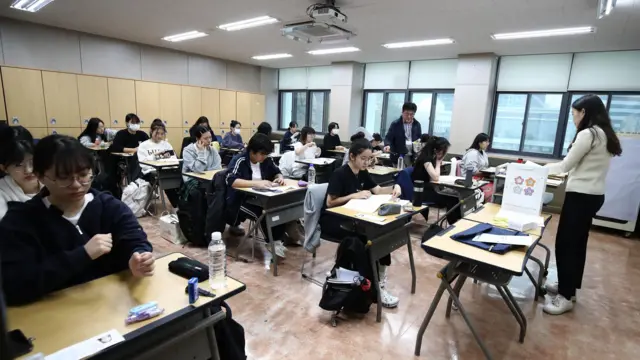 सुनेउंग की परीक्षा से पहले पढ़ाई में जुटे दक्षिण कोरियाई छात्र.