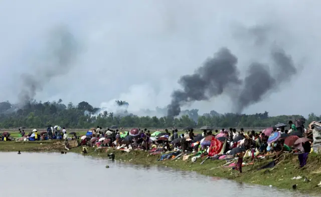 Povo rohingya que foge depois que suas aldeias são incendiadas 