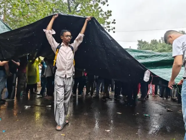 மழையிலும் போராட்டத்தில் ஈடுபட்ட இளைஞர் ஒருவர்