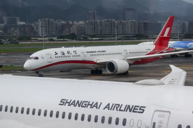 Рейс авиакомпании Shanghai Airlines с лидером главной оппозиционной партии Тайваня на борту готовится к взлету из аэропорта Тайбэя, 7 апреля 2026 года.