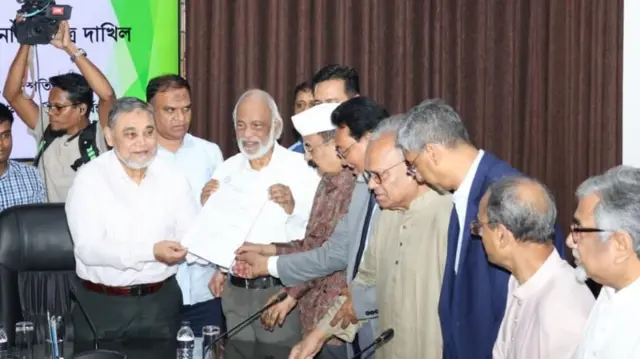 গত বৃহষ্পতিবার আব্দুল মঈন খানের নেতৃত্বে বিএনপির একটি প্রতিনিধি দল রাষ্ট্রপতি পদে মির্জা ফখরুল ইসলাম আলমগীরের পক্ষে মনোনয়নপত্র জমা দেন