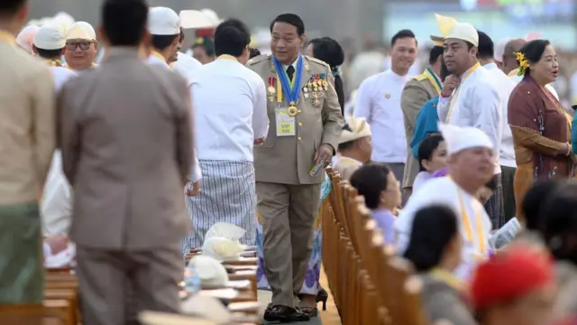 အငြိမ်းစားဗိုလ်မှူးချုပ်ခင်ရီကို တပ်မတော်နေ့အခမ်းအနားမှာ တပ်ယူနီဖောင်းအပြည့်အစုံနဲ့တွေ့ရစဥ်။ 