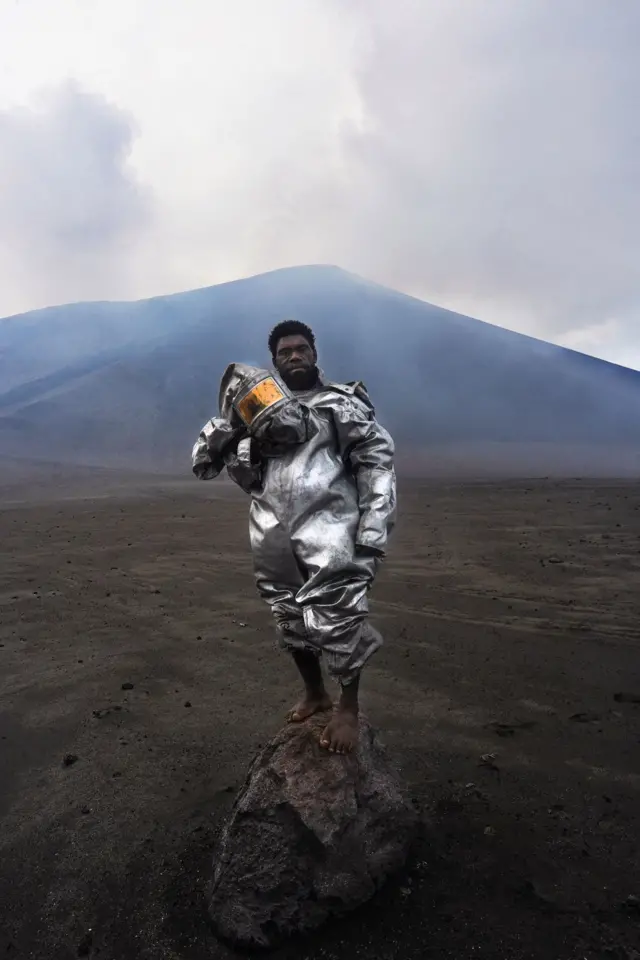 Phillip, un vulcanólogo autodidacta, descalzo sobre una bomba volcánica en las llanuras de ceniza del monte Yasur, en la isla de Tanna, Vanuatu.