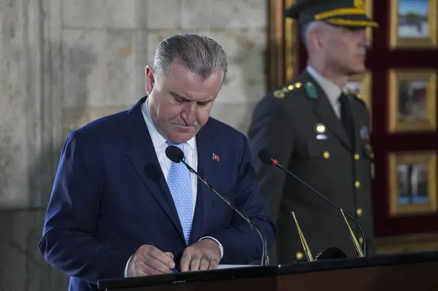 Bakan Bak Anıtkabir'deki anı defterini imzalıyor. 