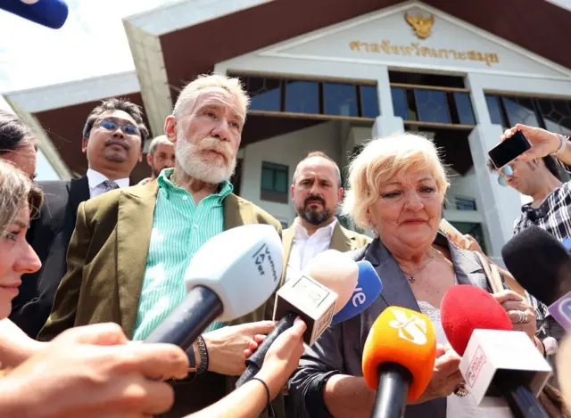 Marcos García-Montes y Carmen Balfagón frente a varios periodistas afuera del tribunal