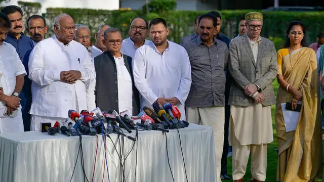 कांग्रेस प्रमुख मल्लिकार्जुन खड़गे ने महिलाओं के लिए आरक्षण बिल को लागू करवाने के लिए बुलाए गए तीन दिन के विशेष सत्र की पूर्व संध्या पर 15 अप्रैल को कहा था कि इंडिया गठबंधन ने इस बिल के ख़िलाफ़ वोट करने का फ़ैसला किया है