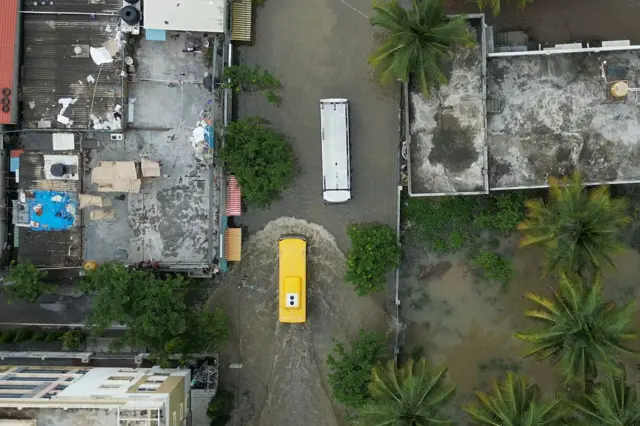 முற்றிலும் வெள்ளம் சூழ்ந்திருக்கும் சாலைகள் 