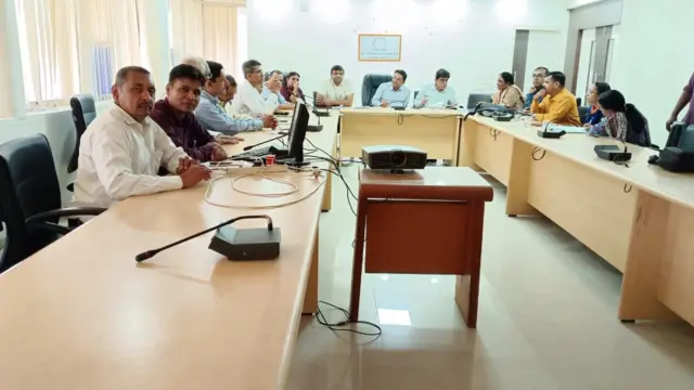 ગુજરાત રાજ્ય પાઠ્યપુસ્તક મંડળની ગુજરાત બૌદ્ધિષ્ટ ઍકેડેમીના સભ્યો ચર્ચા કરતા નજરે પડે છે.