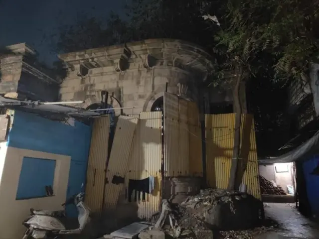 मुंबईतील मालाडमध्ये बॉम्बे टॉकीजची इमारत आज जीर्ण अवस्थेत आहे