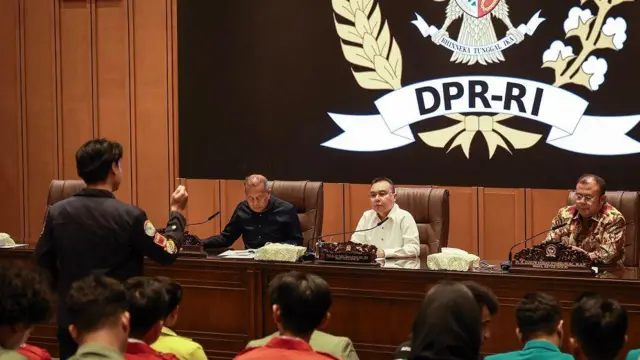 Wakil Ketua DPR Fraksi NasDem Saan Mustopa (kiri), Wakil Ketua DPR Fraksi Gerindra Sufmi Dasco Ahmad, dan Wakil Ketua DPR Fraksi Partai Kebangkitan Bangsa Cucun Ahmad Syamsurijal, menerima perwakilan mahasiswa di Kompleks Parlemen, Senayan, Jakarta, 3 September 2025. 