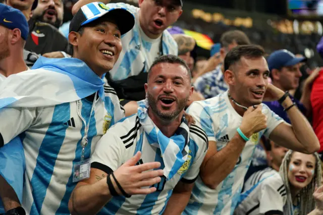 লুসাইল স্টেডিয়ামে আর্জেন্টিনার সমর্থক