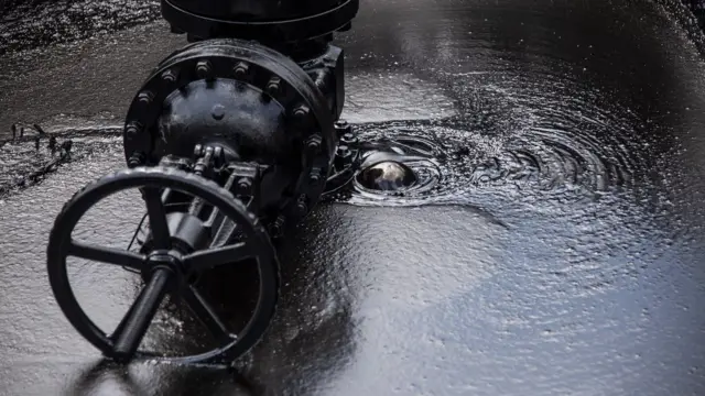 نشت نفت از یک خط لوله در تأسیساتی در ونزوئلا