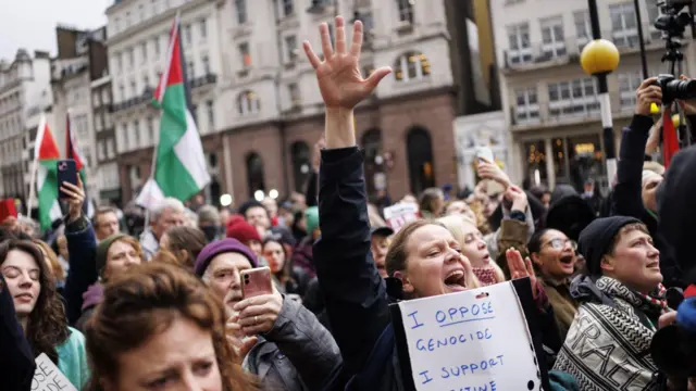 Сторонники Palestine Action держат плакаты, празднуя победу в судебном процессе против решения о запрете группы в соответствии с антитеррористическим законодательством, у здания Королевского суда в Лондоне, Великобритания, 13 февраля 2026 года.