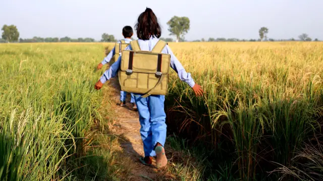कुछ अभिभावकों ने बीबीसी मराठी को बताया कि उनकी बेटियां इस घटना से सदमे में हैं