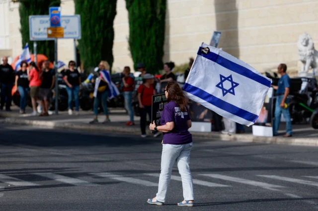 बीते दिनों इसराइल के पीएम बिन्यामिन नेतन्याहू के ख़िलाफ़ विरोध प्रदर्शन देखने को मिल रहे हैं