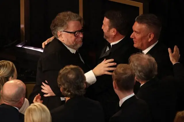 ఫ్రాంకెస్టీన్ సినిమాకు గానూ మేకప్, హెయిర్ స్టయిల్ ఆర్టిస్టులుగా పనిచేసిన జోర్డాన్ శామ్యూల్, మైక్ హిల్‌లను అభినందిస్తున్న మెక్సికన్ దర్శకుడు గిలెర్మో డెల్ టోరో