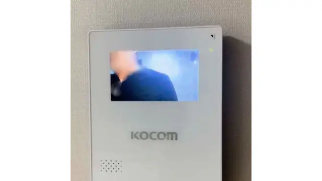 부산 연제구 오피스텔 살인 사건의 가해자가 전 여자친구의 오피스텔 문 앞에서 초인종을 지속적으로 누르는 모습