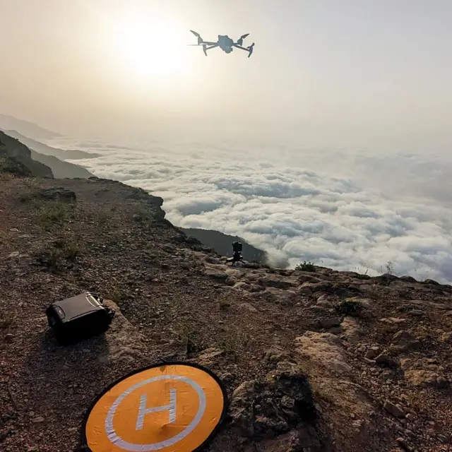 산맥 아래에 깔린 안개 위를 촬영하는 드론