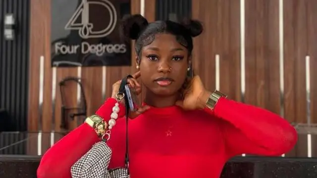 KIng Mitchy wọ aṣọ pupa ninu aworan yii.