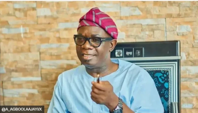 Shi ne tsohon mataimakin Akeredolu a wa'adin farko, kafin daga baya ya koma jam'iyyar ZLP bayan tsamin dangantaka da ubangidan nasa.