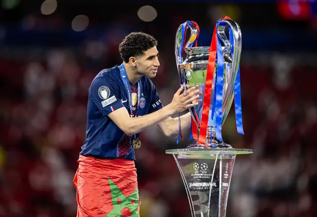أشرف حكيمي بعد التتويج بلقب دوري أبطال أوروبا رفقة باريس سان جيرمان