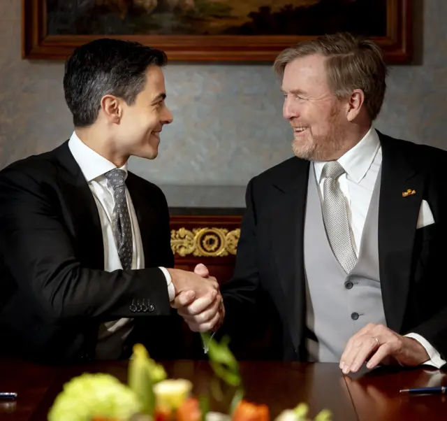 Йеттен пожимает руку королю Виллему-Александру.