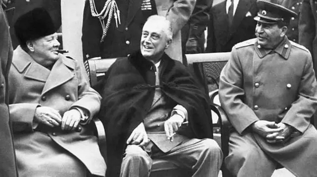 Con la inminente derrota de la Alemania nazi, el primer ministro británico Winston Churchill, el líder soviético Josef Stalin y el presidente estadounidense Franklin D. Roosevelt se reunieron en 1945 para decidir el destino de la Europa de posguerra.