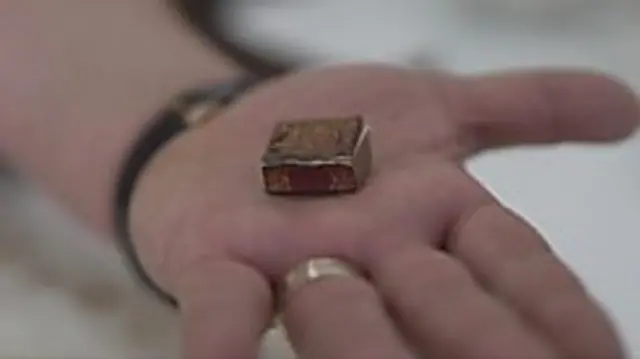 हुलाकको टिकट आकारको पुस्तक 